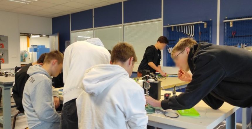 1700130420678-F-Petit