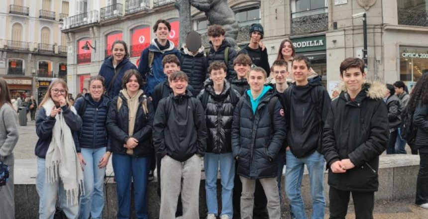 Devant l'emblème de Madrid floutée (Petit)