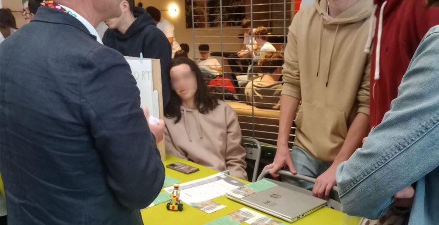 Notre équipe face à des professionnels, ici M. Leterrier (responsable du développement des applications à la SNCF